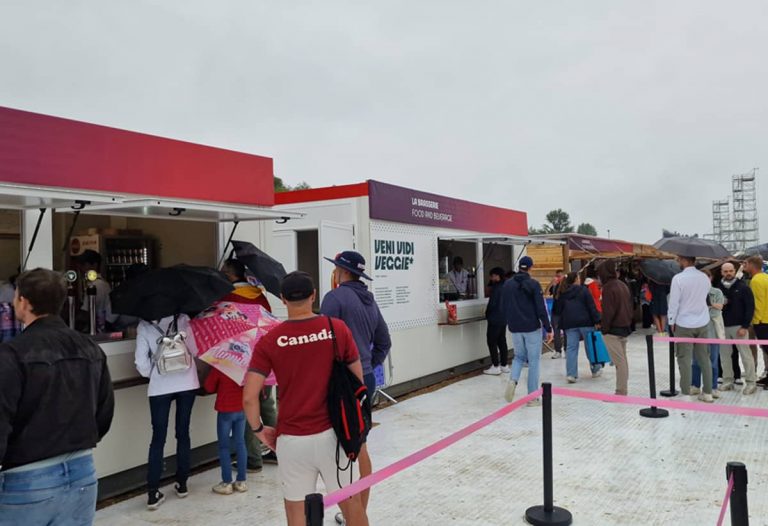 des stands et des commerces